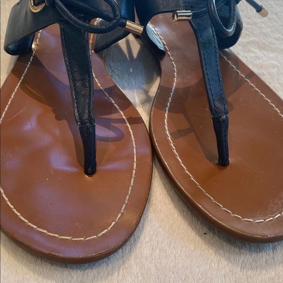 Kate Spade navy leather t-strap sandals with leather bows with gold tip Sz 8 - Picture 2 of 10